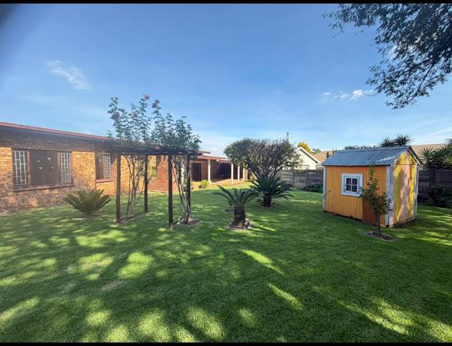 4 BEDROOM FREESTANDING FOR SALE IN THE REEDS
